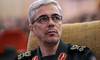 تصویری از سپهبد باقری و مادرش بر مزار برادر شهیدش