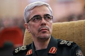 تصویری از سپهبد باقری و مادرش بر مزار برادر شهیدش