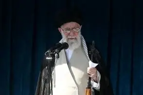 نصب پرچم سیاه عزا بر فراز گنبد حرم رضوی