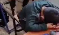 ویدئو بامزه از آوازخوانی معلم ایرانی برای دانش‌آموز خوابالویش!