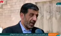 چسبیدن گربه به وزیر گردشگری هنگام مصاحبه 