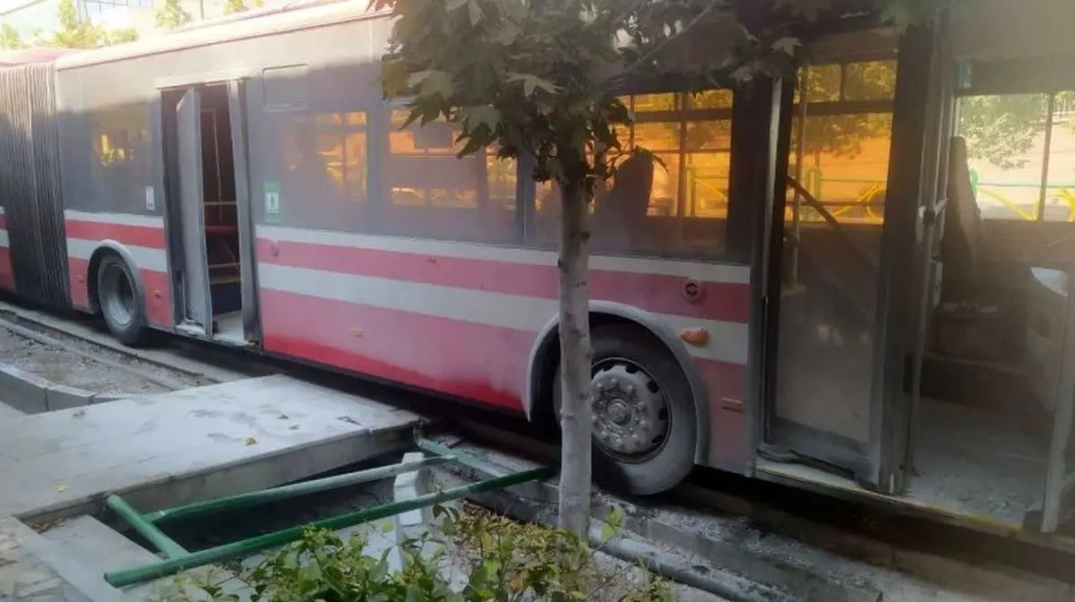 تصاویری وحشتناک از تصادف اتوبوس BRT در خیابان ولیعصر