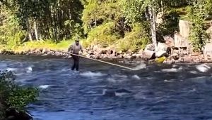 مهارت فوق العاده حرکت در رودخانه خروشان