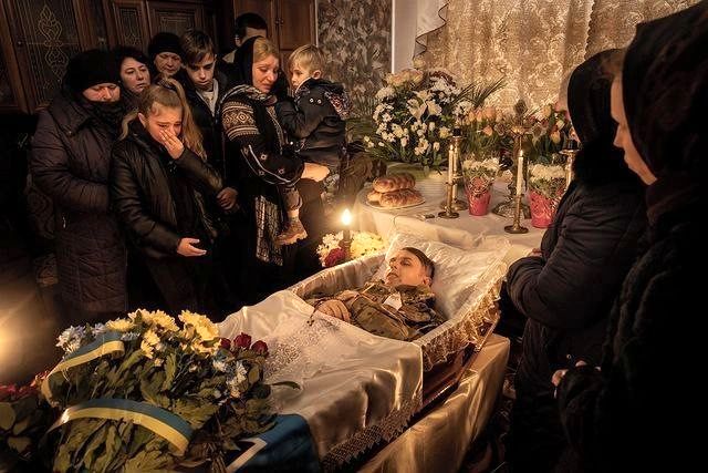 قابی متفاوت از یک مراسم تشییع در اوکراین