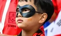 تصویر بامزه کودک هوادار با نقاب سون