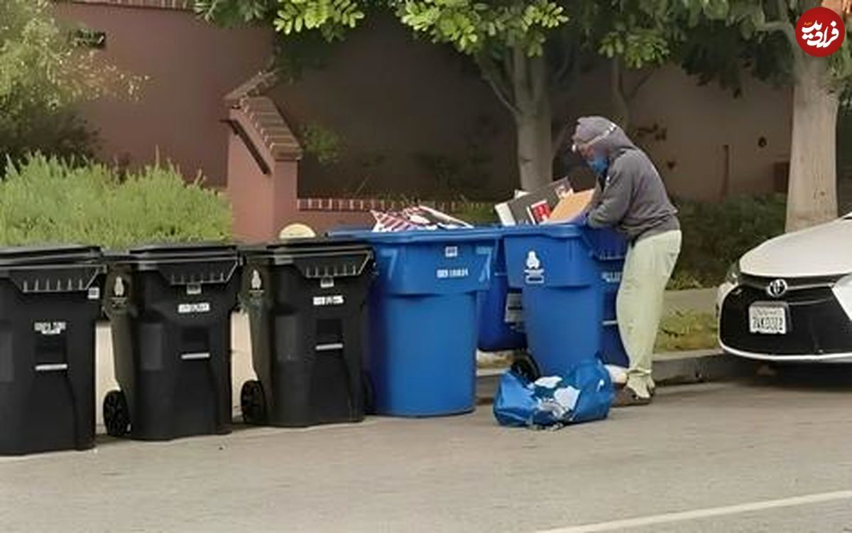 ویدئویی از زباله گردی  یک فرد با خودرو لاکچری 
