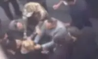 ضرب‌ و شتم مردم توسط یک شهروند مجنون!