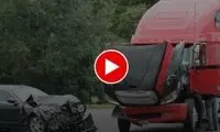 تصادف وحشتناک خودرو از زاویه دوربین کامیون