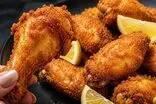 طرز پخت یک غذای خوشمزه با بال مرغ و سس مخصوص