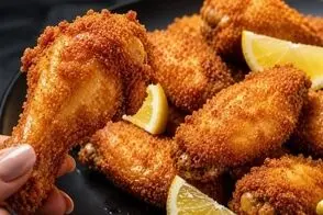 طرز پخت یک غذای خوشمزه با بال مرغ و سس مخصوص