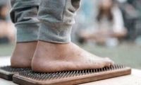 مردی که رکورد ایستادن روی میخ را شکست