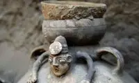 کشف مقبره‌ای حیرت‌انگیز با مجسمۀ انسانِ رتیل‌نما!