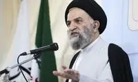 استاد حوزه: باید با خانم‌های بدون شلوار برخورد شود