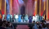 رسول خادم در محاصره مردم، ایستاده تشویق شد
