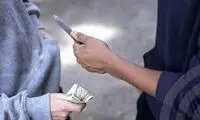 تصاویر شوکه‌کننده از لحظه اخاذی از یک شهروند