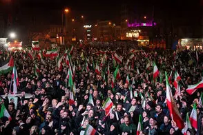 تصویر متفاوت فارس از یک زن در تجمعات در تهران