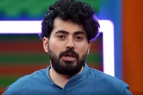 پرش ناگهانی مجری شبکه ۳ به استخر حین اجرای برنامه!