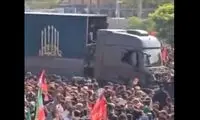 لحظه ورود خودرو حامل پیکر رهبر شهید به خیابان آزادی