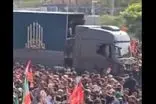 لحظه ورود خودرو حامل پیکر رهبر شهید به خیابان آزادی