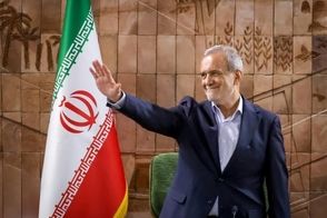 خوش‌وبش پزشکیان با کسبه بازار کرمانشاه