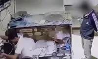  لحظه سرقت گوشی کارگر مشغول کار