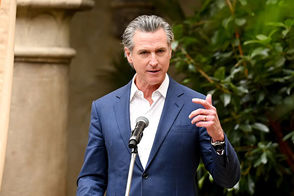 فرماندار کالیفرنیا ترامپ را به باد تمسخر گرفت