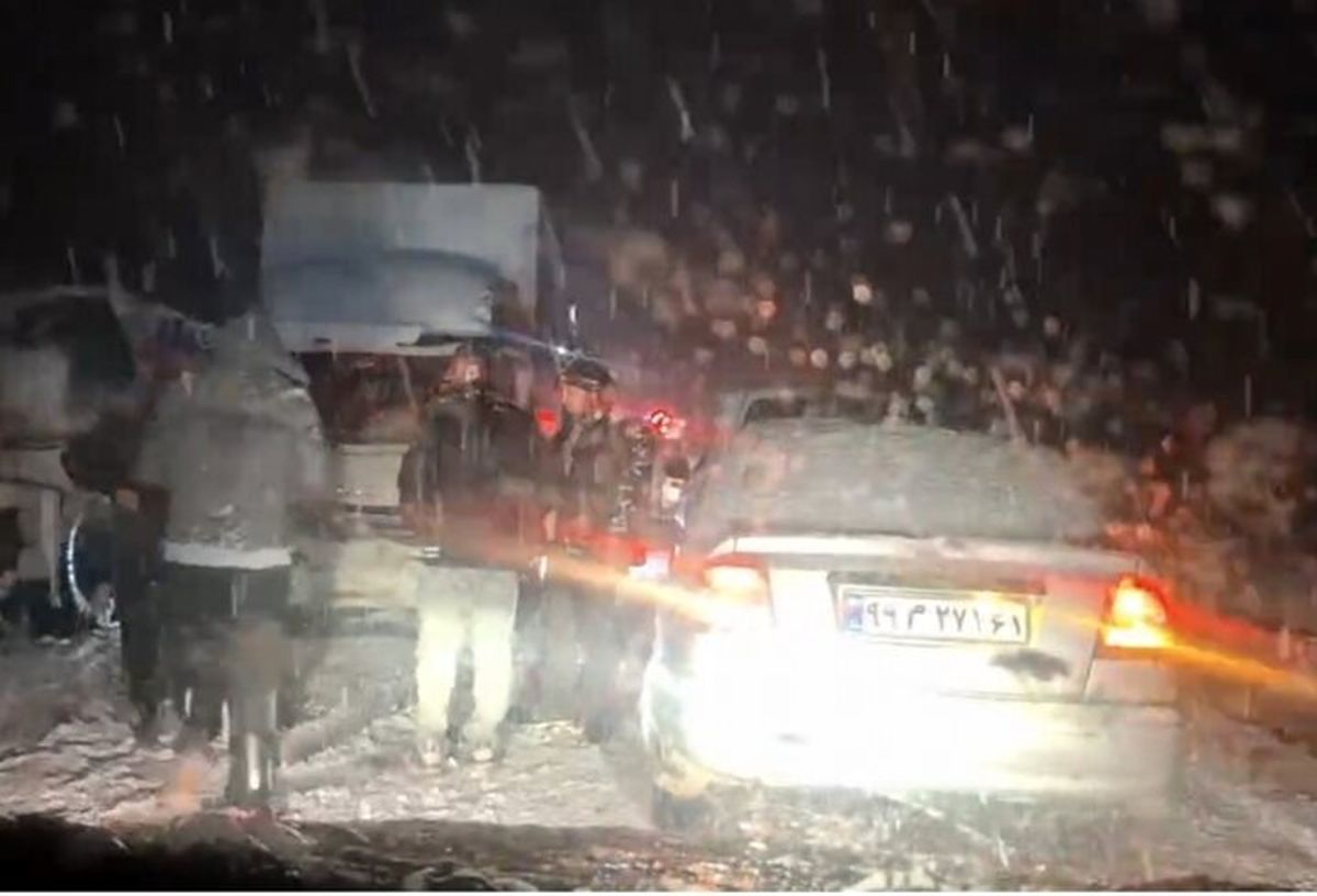 برف و کولاک شدید، مردم را در این جاده گرفتار کرد