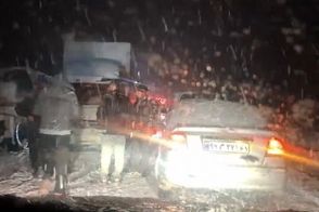 برف و کولاک شدید، مردم را در این جاده گرفتار کرد