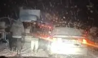 برف و کولاک شدید، مردم را در این جاده گرفتار کرد