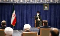 بنری که بالای سر رهبر انقلاب جلب توجه کرد