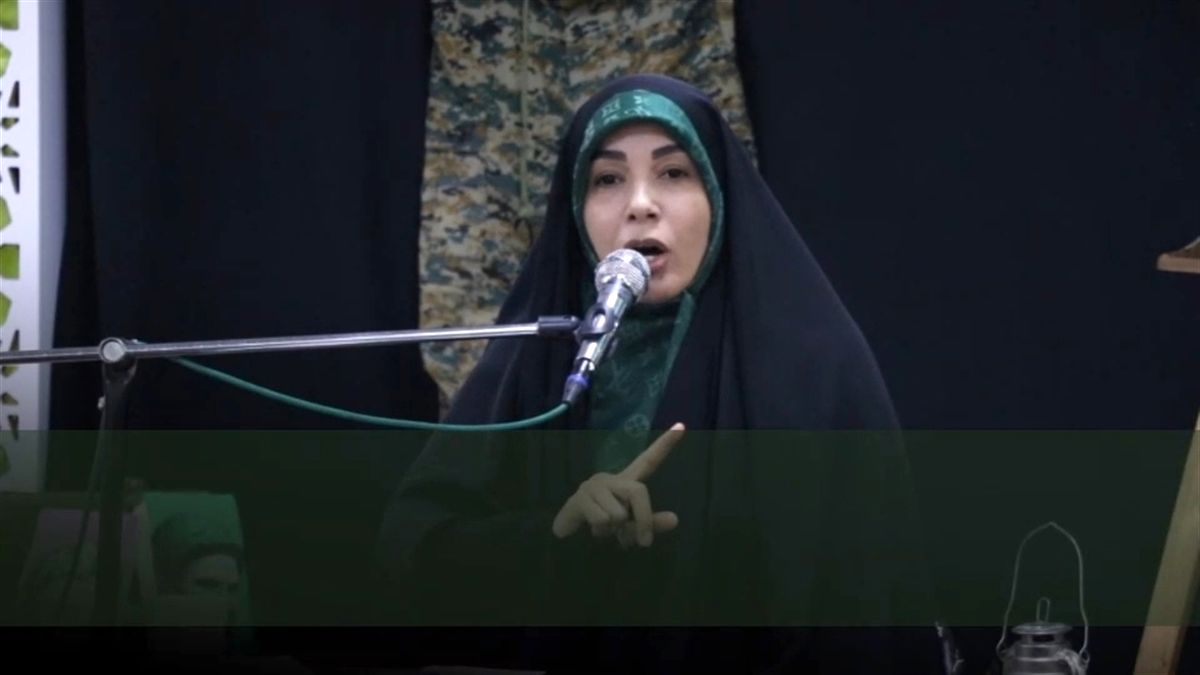 جنجال سخنران زن علیه رائفی‌پور و احمدی‌نژاد