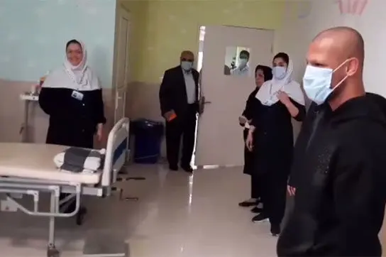 اقدام توجه‌برانگیز قهرمان کشتی در دیدار با کودکان سرطانی