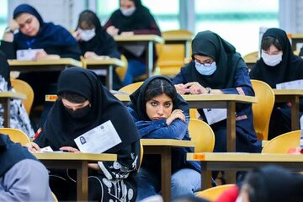 نفر اول کنکور سراسری ۳۰۰ میلیون کتاب اطرافش چیده بود