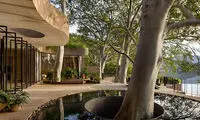 معماری منحصربه‌فرد این خانه با طبیعت یکی شده است