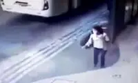 لحظه تلخ برخورد تایر ماشین به دختر جوان 