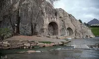 طاق بستان در یک روز بارانی