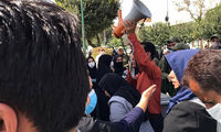 معلمان معترض مقابل مجلس چادر زدند!