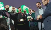 کریم باقری و منصوریان کتاب هدیه گرفتند