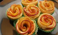 شیرینی هایی به شکل گل رز