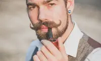 چه مدل سبیلی به صورت شما می‌آید؟