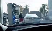 تلاش خنده‌دار دو دختر جوان برای سوخت‌گیری!