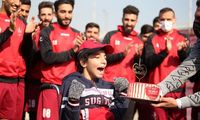 جشن تولد دختر ۱۲ساله در تمرین پرسپولیس