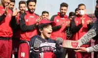 جشن تولد دختر ۱۲ساله در تمرین پرسپولیس