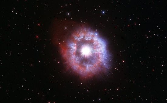 تصویر خیره‌کننده هابل از یک ستاره ناپایدار