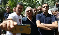 سلفی‌بگیران در خاکسپاری «عزت الله انتظامی»!