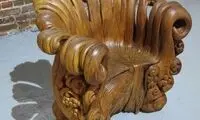 صندلی بی نظیر حکاکی شده از کنده درخت