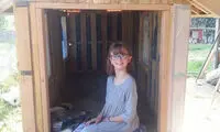 دختر بچه‌ای که به بی‌خانمان ها پناه می‌دهد