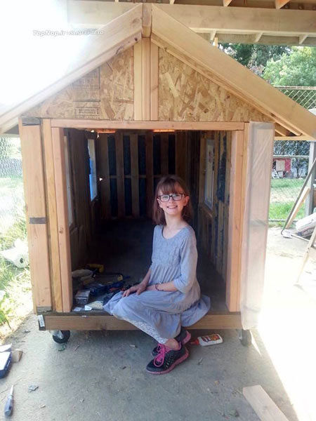 دختر بچه‌ای که به بی‌خانمان ها پناه می‌دهد