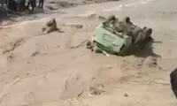 سقوط خودرو با ۱۳ سرنشین در سیلاب حومه مشهد