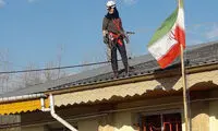 تمیز کردن سقف مدرسه توسط خانم معلم لاهیجانی